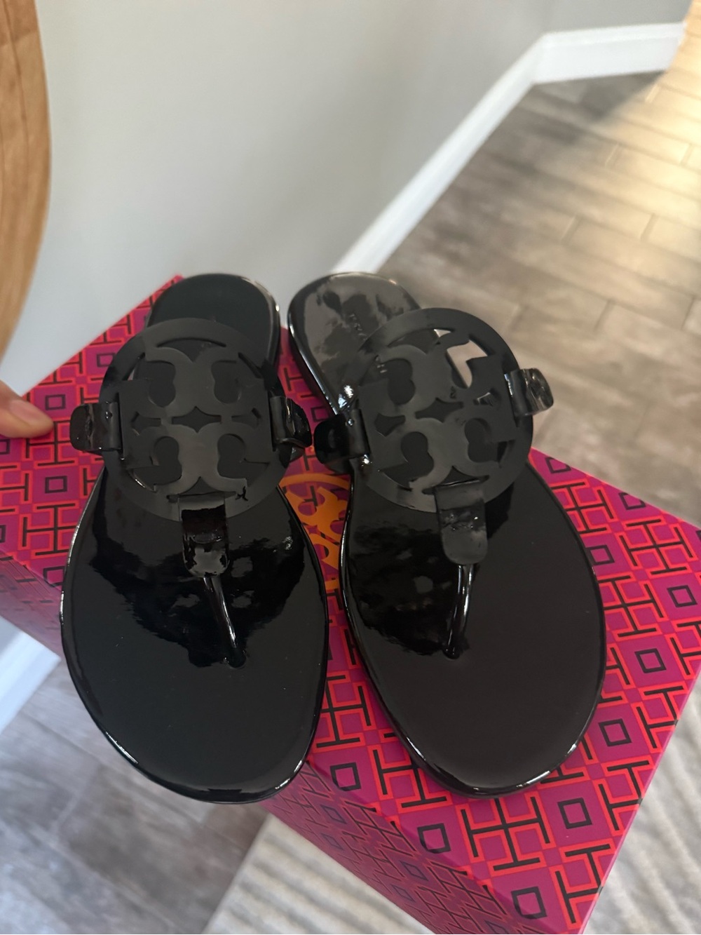 New Tory Burch Black calf Leather Logo Thong Sandals in patent black